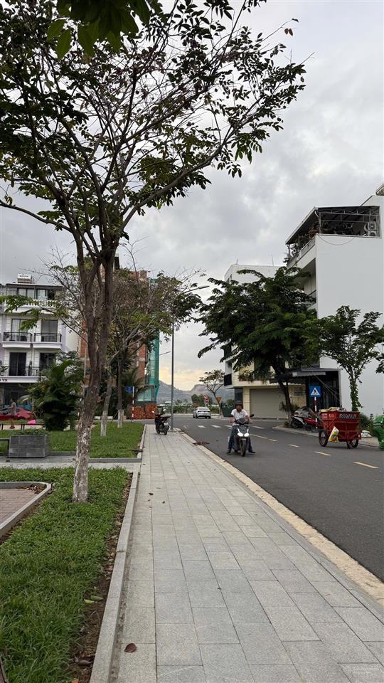Nhà đẹp 3 tầng kđt vcn phước long 1 đối diện công viên, gần sông quán trường