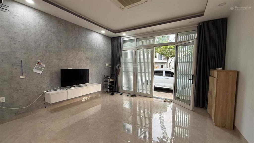 Nhà đẹp 3 tầng kđt vcn phước long 1 đối diện công viên, gần sông quán trường