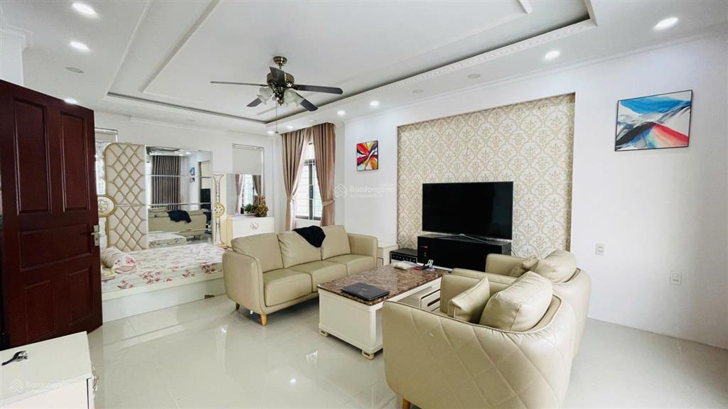Cần tìm chủ mới cho căn biệt thự kdt phước long có sổ và có thang máy.