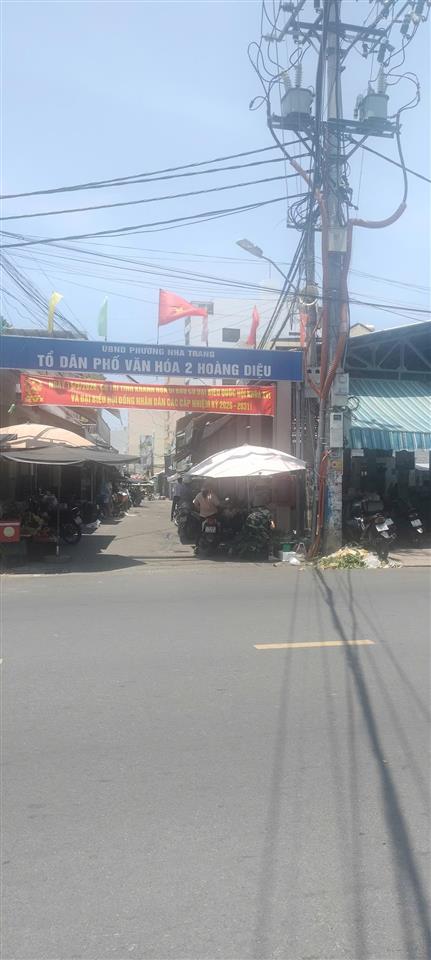 Bán đất tặng nhà ngay chợ buôn bán sầm uất, hẻm hoàng diệu rộng 58m cách biển trần phú 700m.