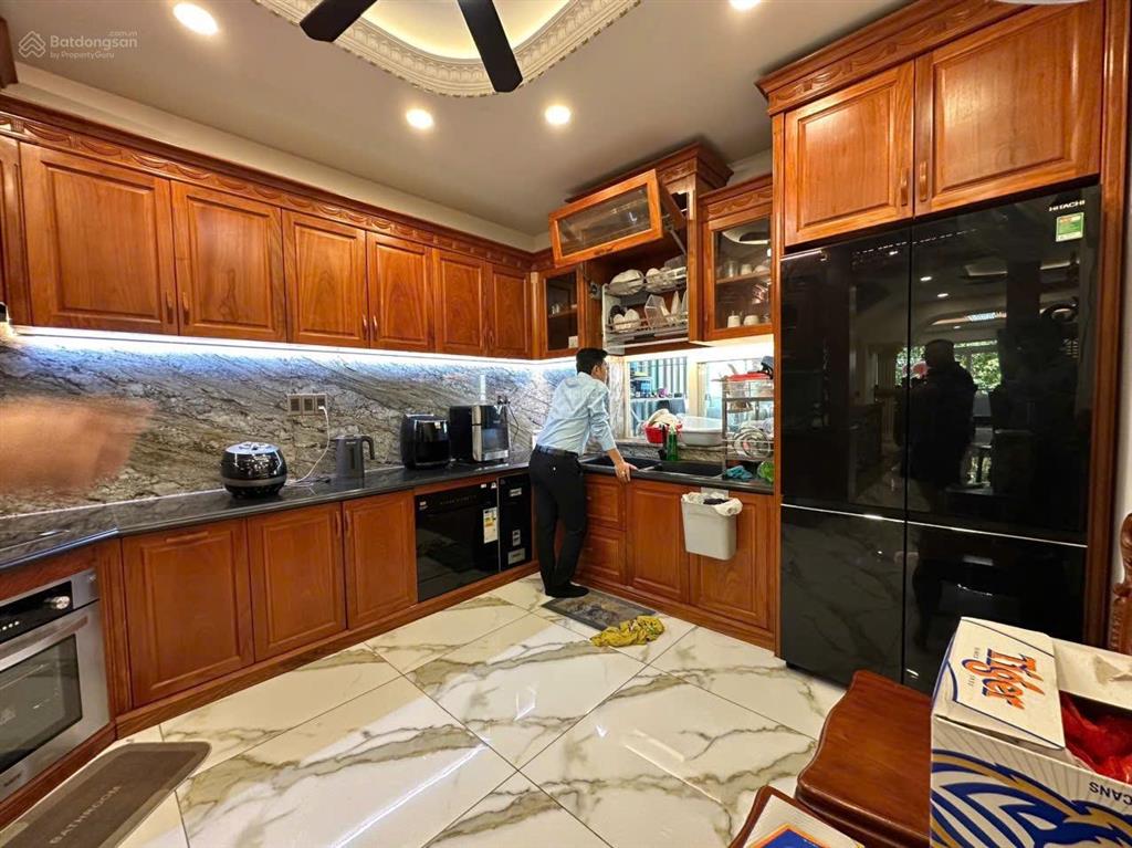 Cho thuê căn shophouse 1t 3l khu văn hoa villa, đầy đủ nội thất gỗ cao cấp