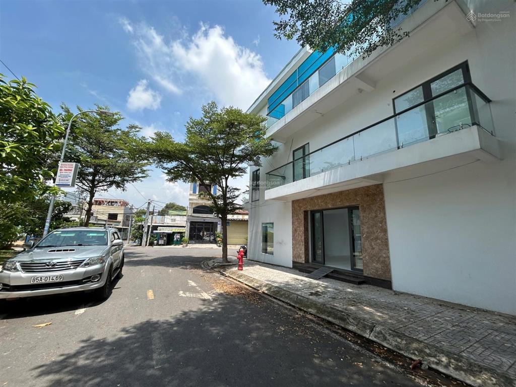 Cho thuê nhà nguyên căn 1 trệt 2 lầu góc 2 mặt tiền kdc long châu  p. tam hiệp