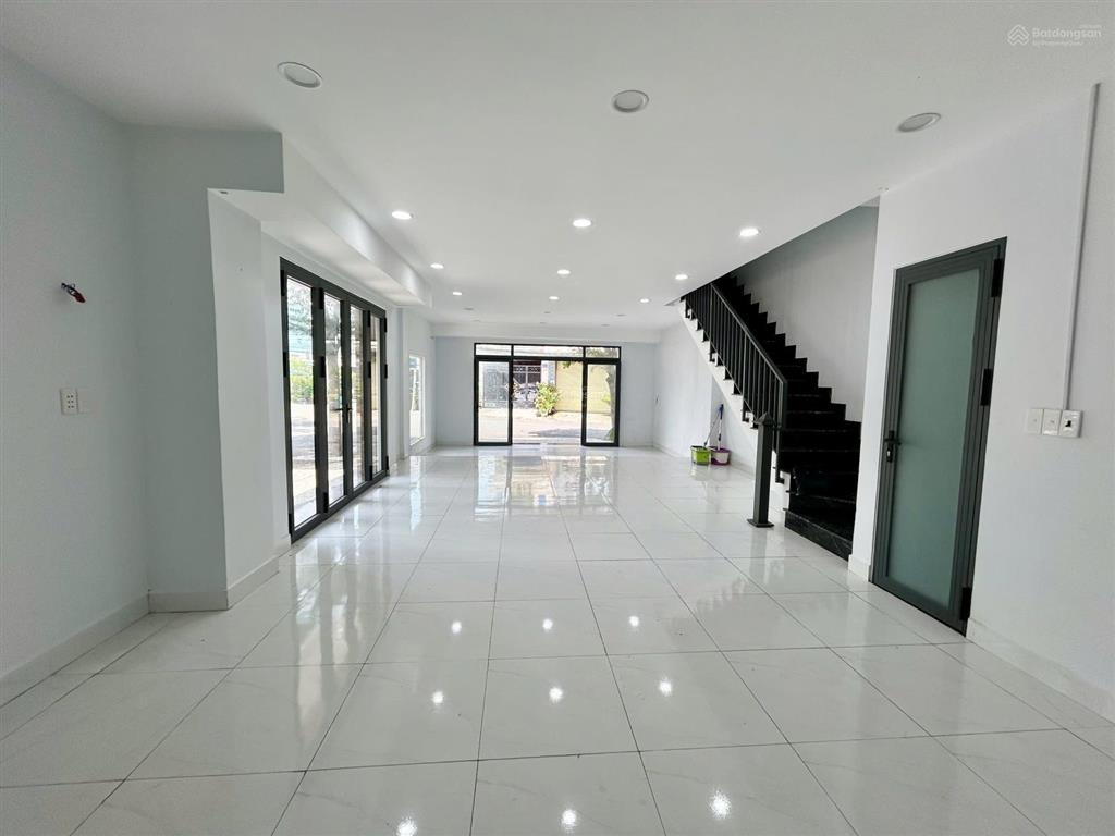 Cho thuê nhà nguyên căn 1 trệt 2 lầu góc 2 mặt tiền kdc long châu  p. tam hiệp