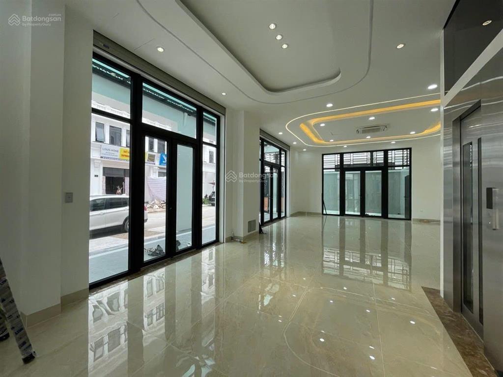 Cho thuê căn shophouse góc dự án louis hm hoàn thiện đẹp 5 tầng thang máy, s sử dụng hơn 700m2 sàn.