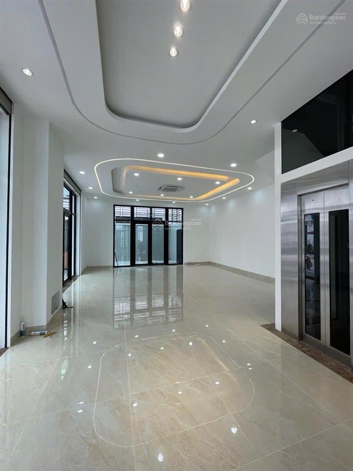 Cho thuê căn shophouse góc dự án louis hm hoàn thiện đẹp 5 tầng thang máy, s sử dụng hơn 700m2 sàn.