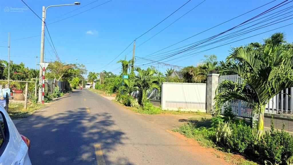 Bán lô đất trung tâm thị trấn đất đỏ đường tôn thất tùng 202m2
