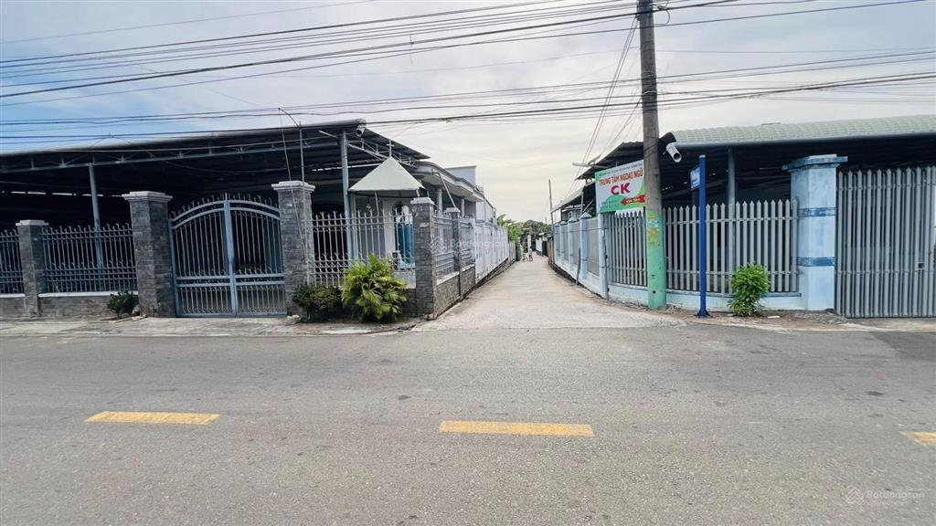 Nhà 588m2 trung tâm xã đất đỏ góc 2 mặt tiền đường phạm văn đồng