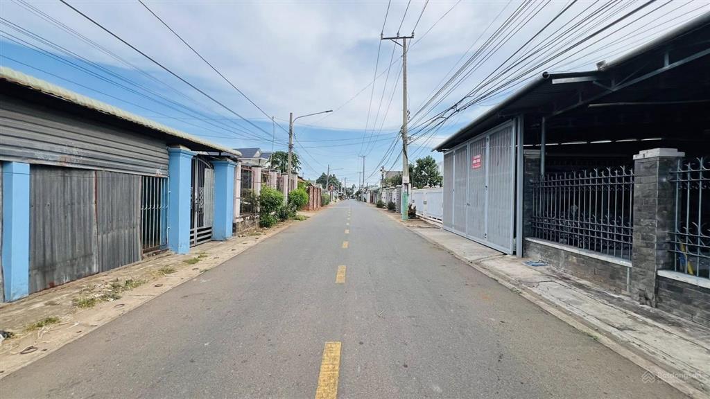 Nhà 588m2 trung tâm xã đất đỏ góc 2 mặt tiền đường phạm văn đồng