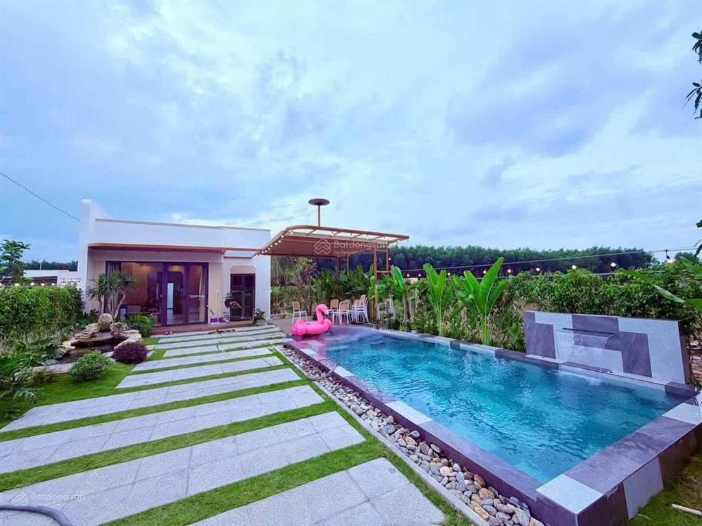 Nhà vườn hồ bơi gần biển đất rộng mặt tiền 10m sân vườn đẹp 2 phòng ngủ giá tốt