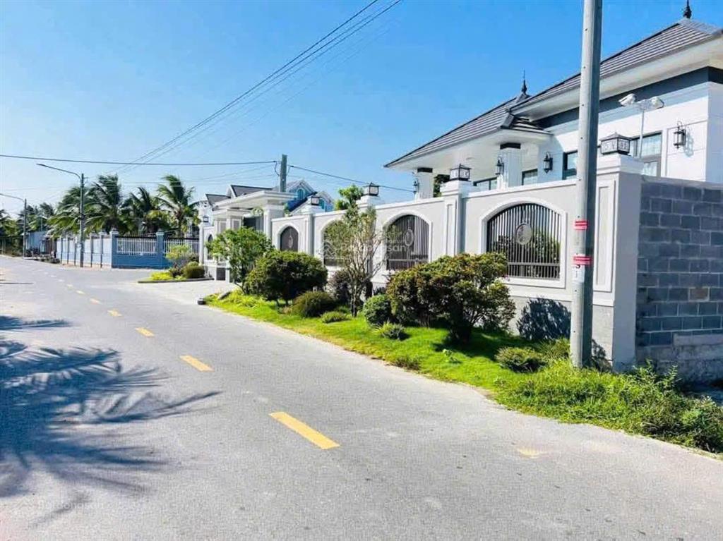 Cắt lỗ  bán 1 căn nhà vườn 244m2, giá 2.8 tỷ  có hồ bơi  sân vườn đẹp mới hoàn thiện