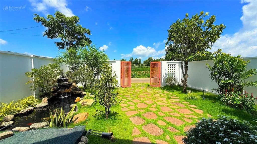 Bán nhà vườn có hồ bơi mới, mặt tiền 8m, diện tích 341m2 tại láng dài đất đỏ