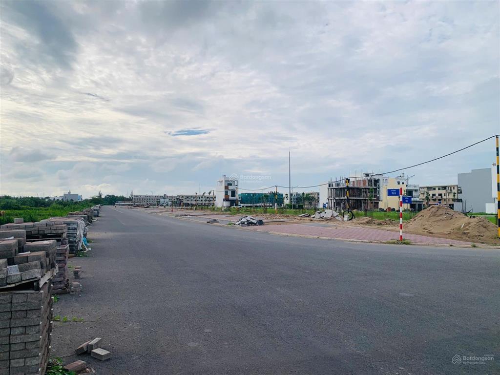 Bán nhà phố 3 tầng mặt tiền trần hoàng na  nam long 2 central lake