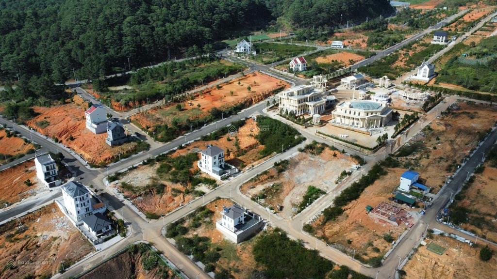Bán lô biệt thự đường trục chính 16m vị trí trên cao view đồi thông dt 330m2 kđt vạn xuân  đà lạt