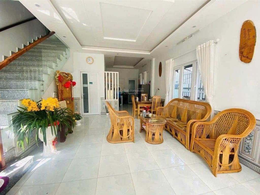Villa sân vườn đường hoàng văn thụ đà lạt /200m2 / ngang 12,5m / 8,5 tỷ