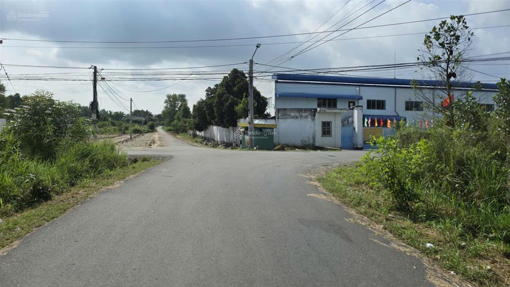 Lô góc ngã tư siêu đẹp  tại suối nhum  kinh doanh đa ngành nghề  đối diện công ty