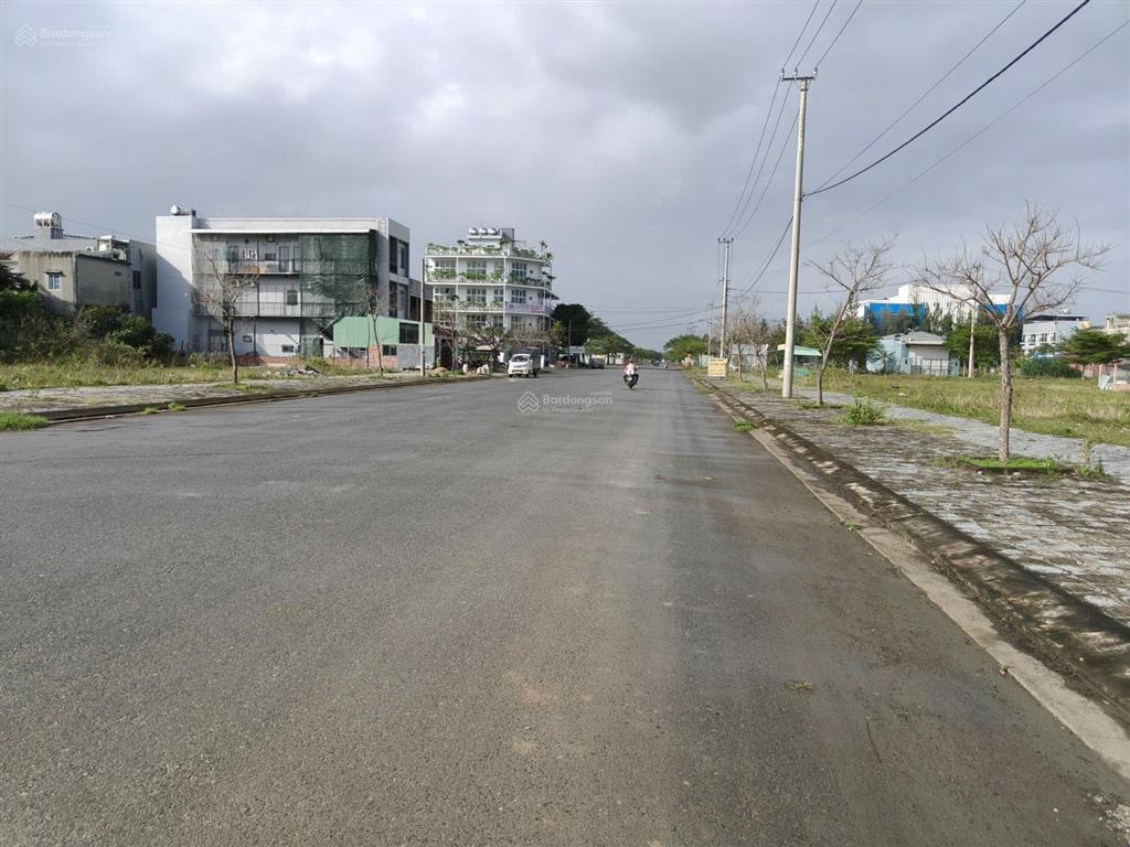 Bán gấp 171, 5m2 lô đất sạch đường 10,5m khu đô thị số 4 thông fpt .