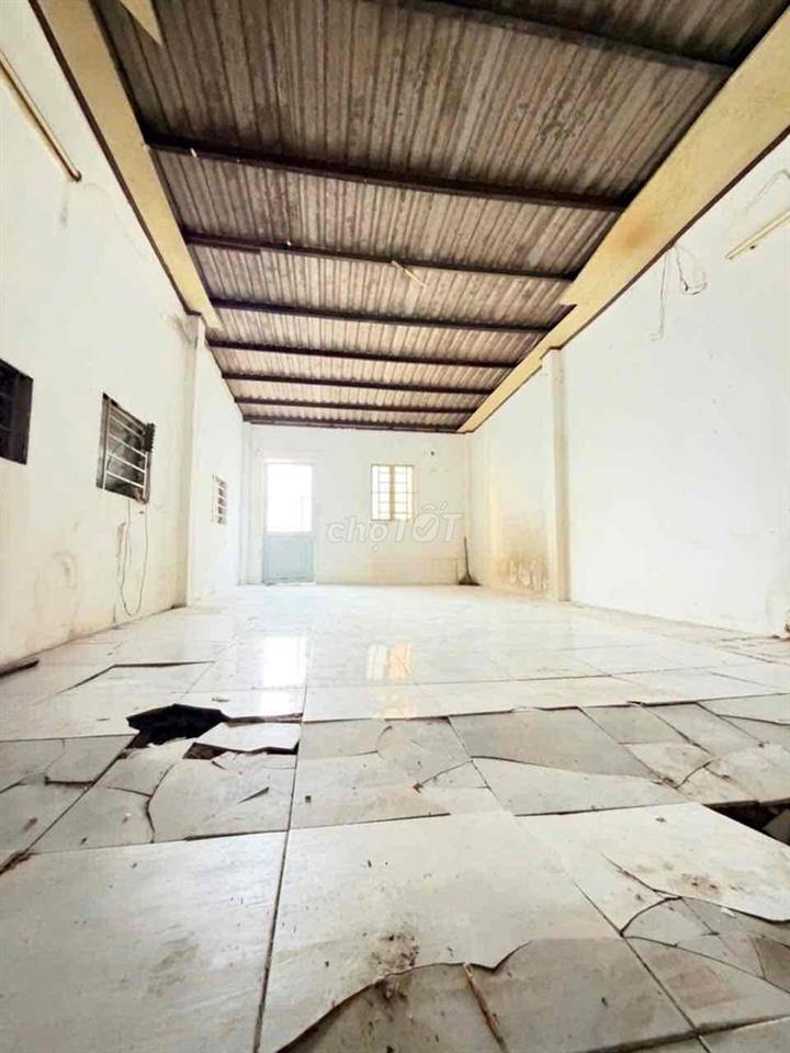 Nhà hxh đỗ cửa 40m2 có sân riêng Tỉnh Lộ 10 chỉ 2.9 tỷ