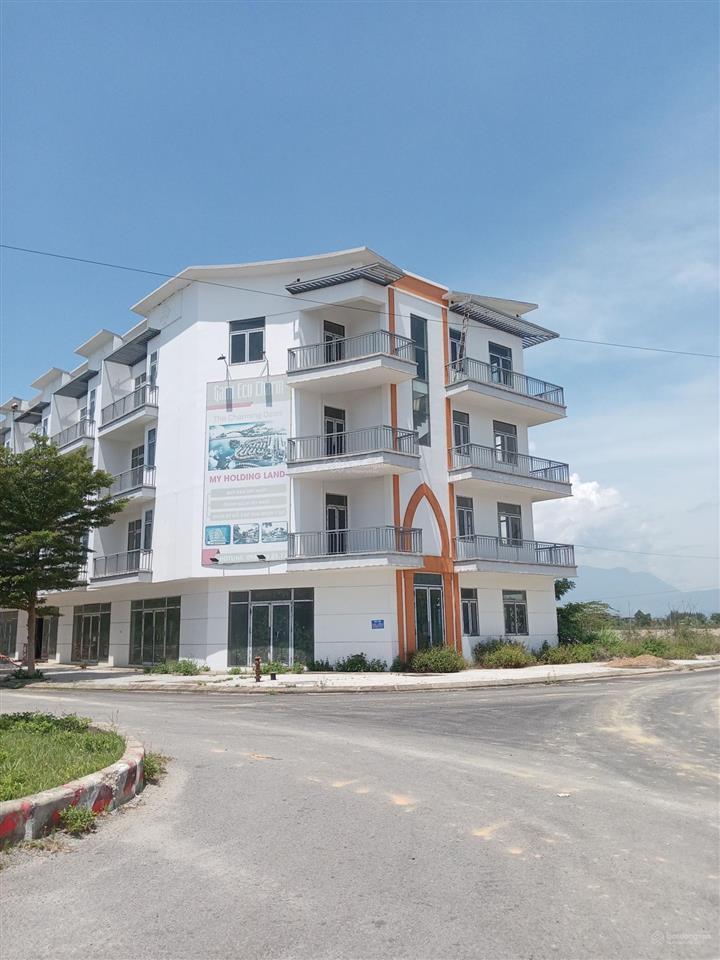 Bán lô shophose 4 tầng vị trí vàng ngay bùng binh cổng chính vào
