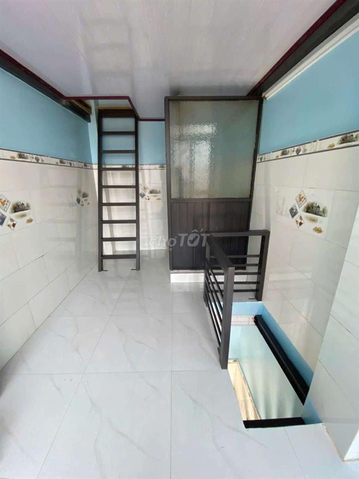 Nhà cách 1 căn ra mặt tiền Đinh Hoà 