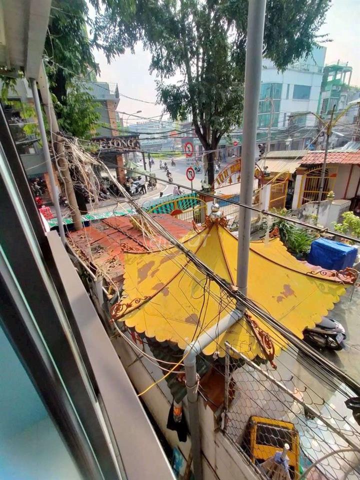 Nhà cách 1 căn ra mặt tiền Đinh Hoà 