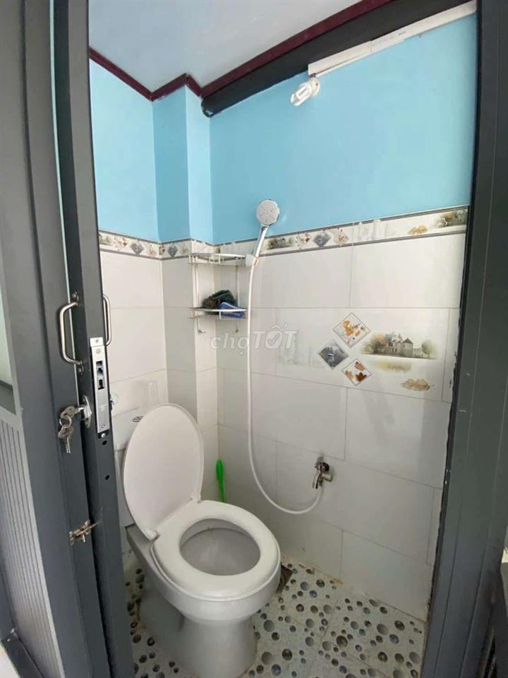 Nhà cách 1 căn ra mặt tiền Đinh Hoà 