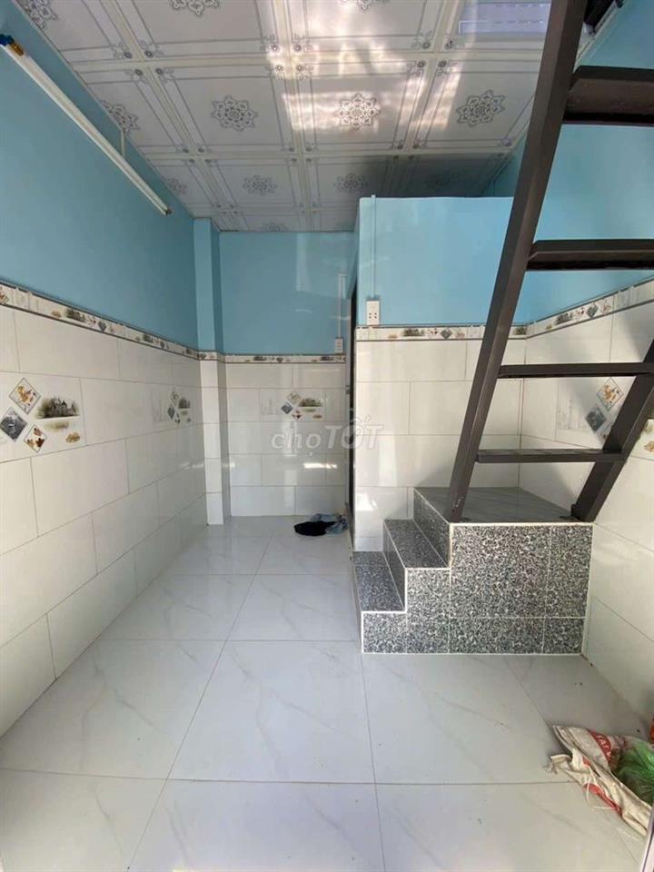 Nhà cách 1 căn ra mặt tiền Đinh Hoà 