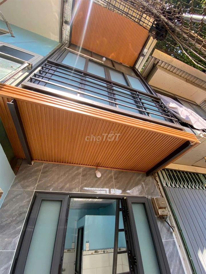 Nhà cách 1 căn ra mặt tiền Đinh Hoà 