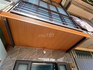 Nhà cách 1 căn ra mặt tiền Đinh Hoà 