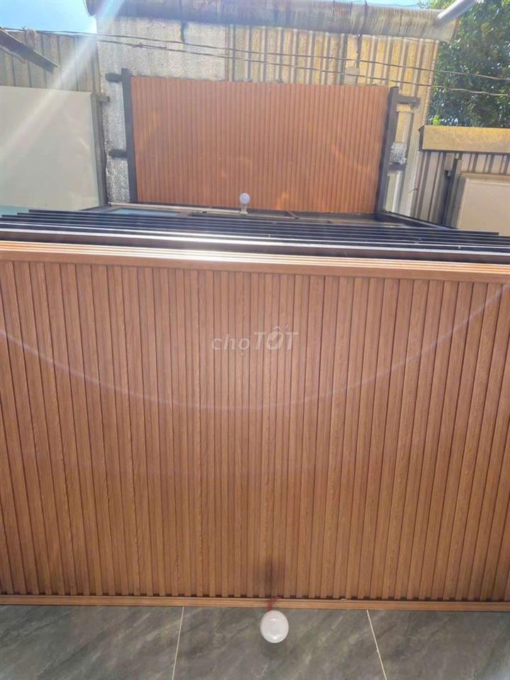 Nhà cách 1 căn ra mặt tiền Đinh Hoà 