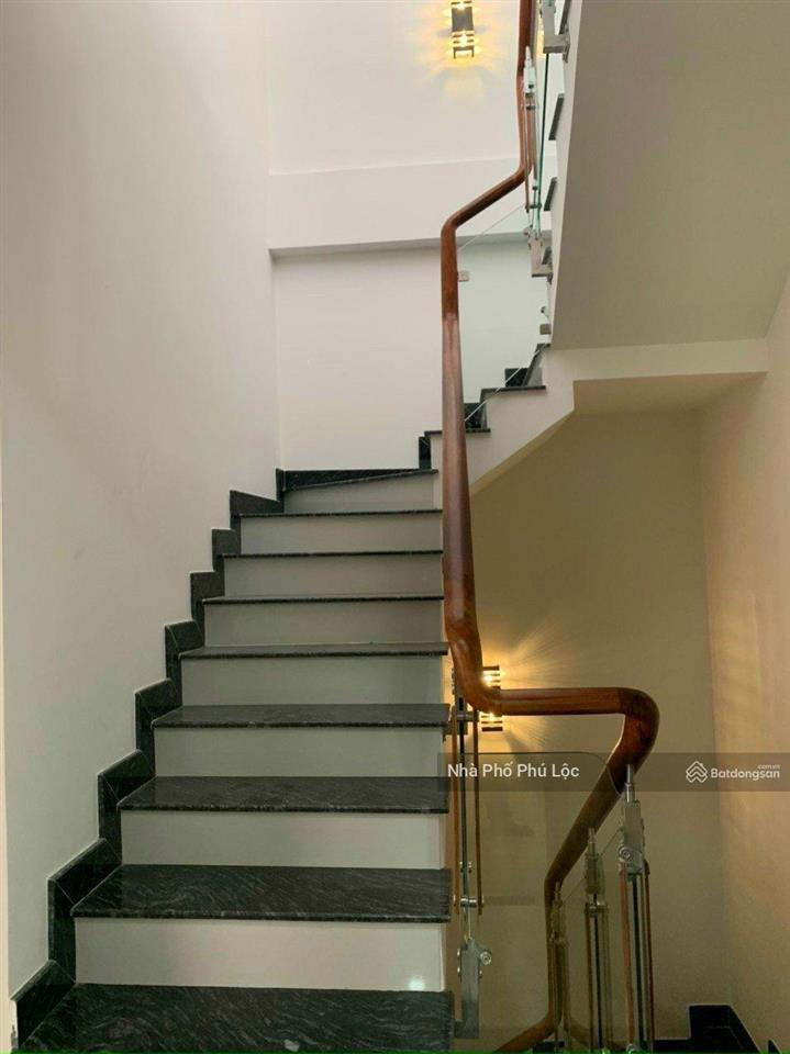 Bán gấp nhà hxh đường thành thái quận 10 dt 5m x 10m. nhà 3 tầng lầu giá chỉ hơn 9 tỷ