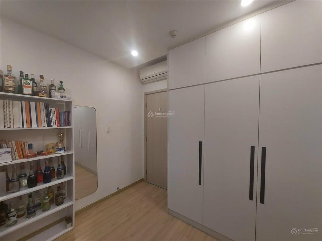 Chính chủ đi nước ngoài định cư nên cần bán lại căn 2pn  61m²  tầng trung  giá 6,5 tỷ bao hết ạ