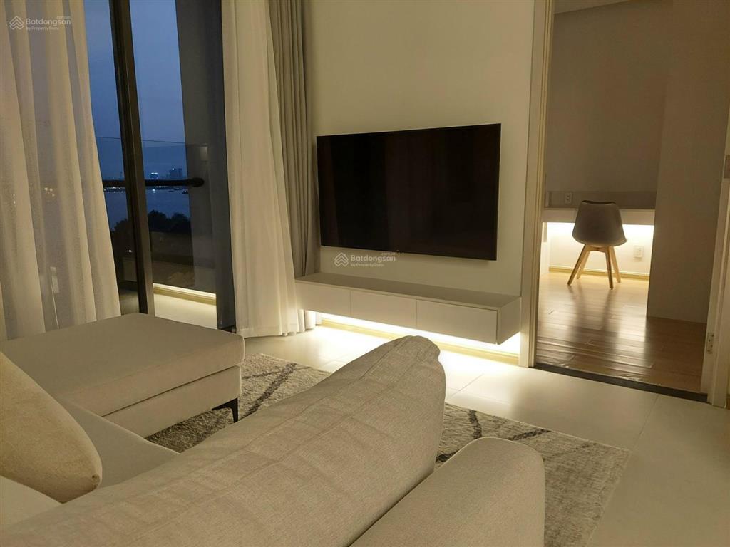 Chính chủ đi nước ngoài định cư nên cần bán lại căn 2pn  61m²  tầng trung  giá 6,5 tỷ bao hết ạ