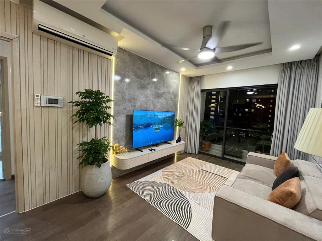 Tôi kẹt vốn làm ăn nên cần bán gấp new  3pn  102m2  tầng cao  chỉ 9 tỷ bao hết giấy tờ