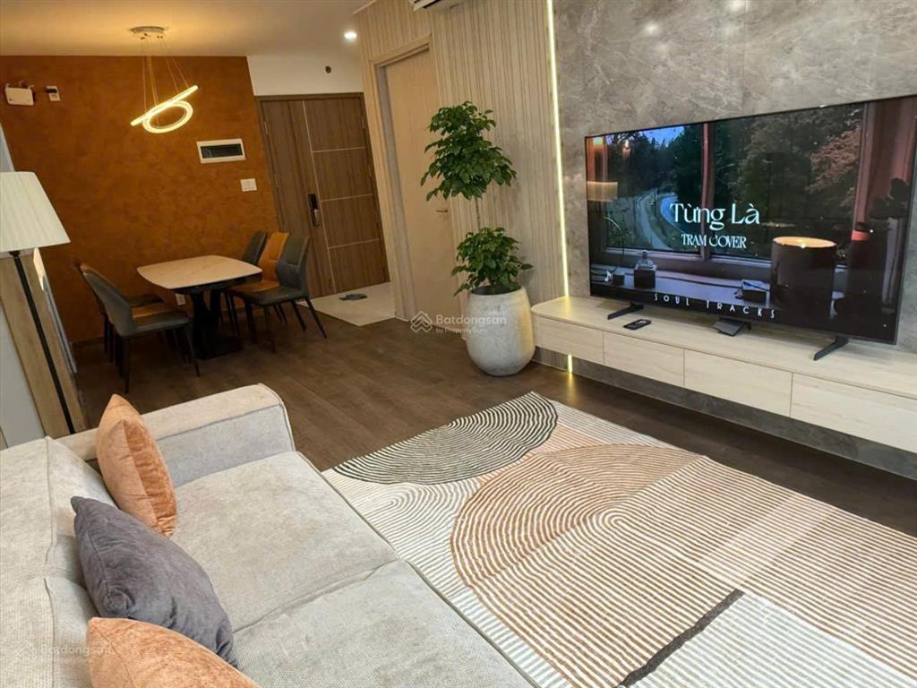 Tôi kẹt vốn làm ăn nên cần bán gấp new  3pn  102m2  tầng cao  chỉ 9 tỷ bao hết giấy tờ