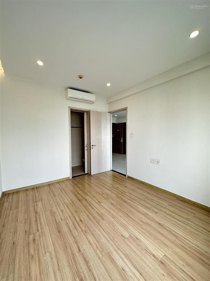 Bán 2pn  61m²  tầng trung  giá chỉ 6,5 tỷ bao hết  nhà ntcb  có sẵn hđ thuê dài hạn  căn góc