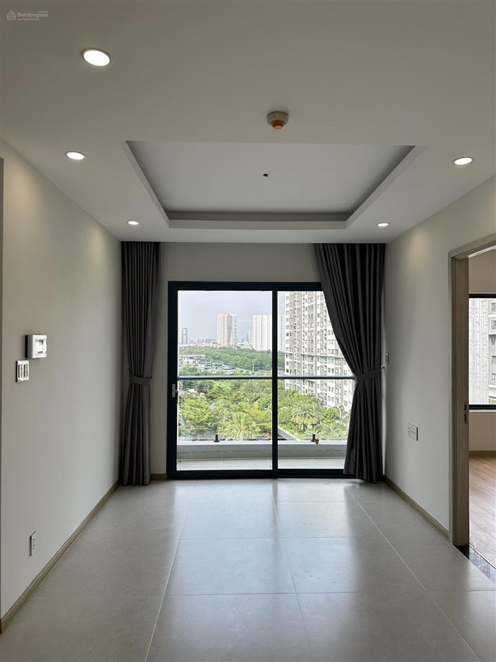 Bán 2pn  61m²  tầng trung  giá chỉ 6,5 tỷ bao hết  nhà ntcb  có sẵn hđ thuê dài hạn  căn góc