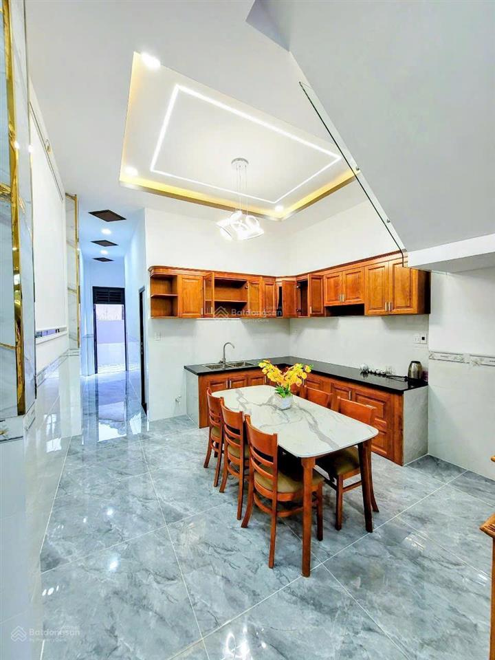 Bán nhà sổ hoàn công phường tân hạnh củ. dt 100m2. giá 3tỷ9 bớt lộc