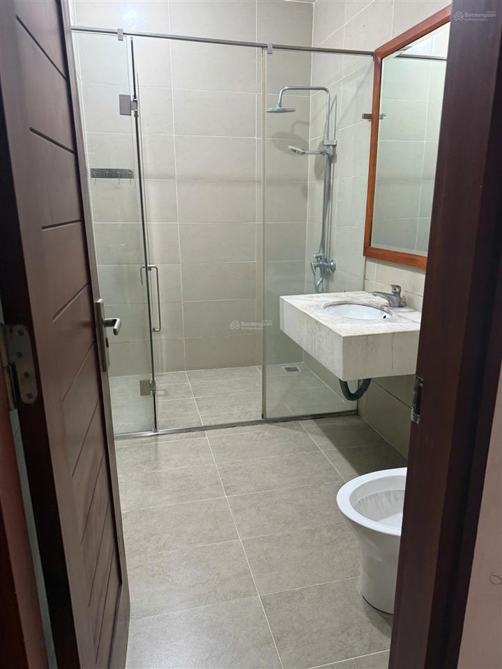 Chính chủ cho thuê nhà 5 tầng hoàng cầu, ô tô đỗ cửa, 250m2 sàn, giá 35 triệu/tháng