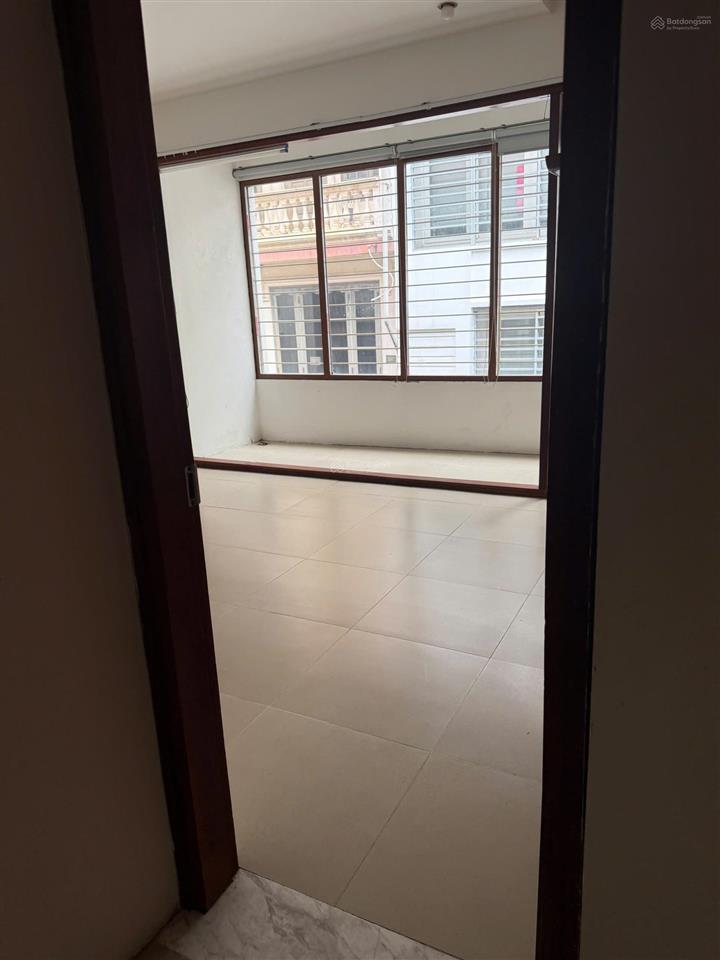 Chính chủ cho thuê nhà 5 tầng hoàng cầu, ô tô đỗ cửa, 250m2 sàn, giá 35 triệu/tháng