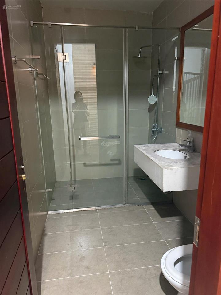 Chính chủ cho thuê nhà 5 tầng hoàng cầu, ô tô đỗ cửa, 250m2 sàn, giá 35 triệu/tháng