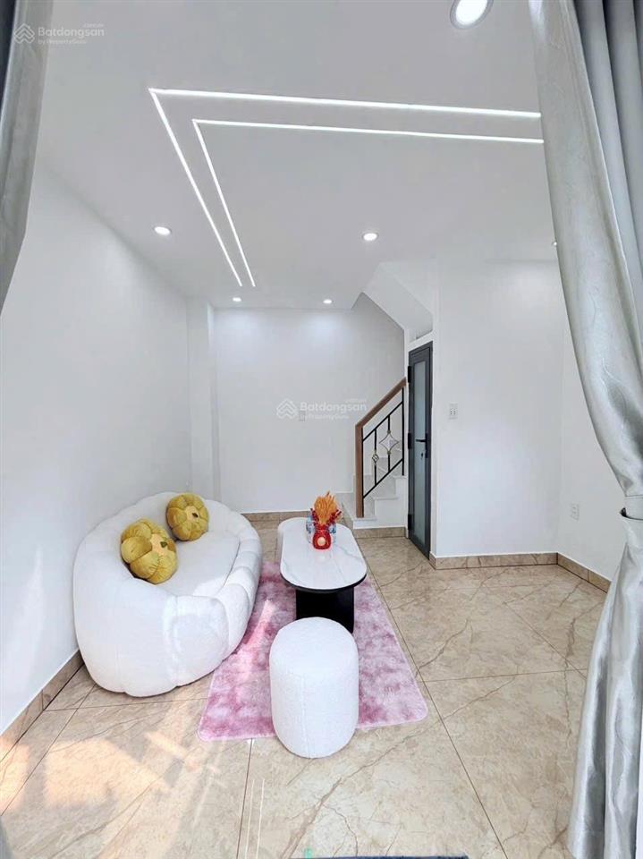 Nhà nhỏ xinh mặt tiền văn cao, 2 lầu, 2pn sẵn máy lạnh