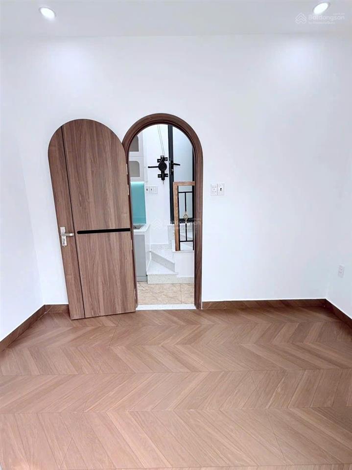Nhà nhỏ xinh mặt tiền văn cao, 2 lầu, 2pn sẵn máy lạnh