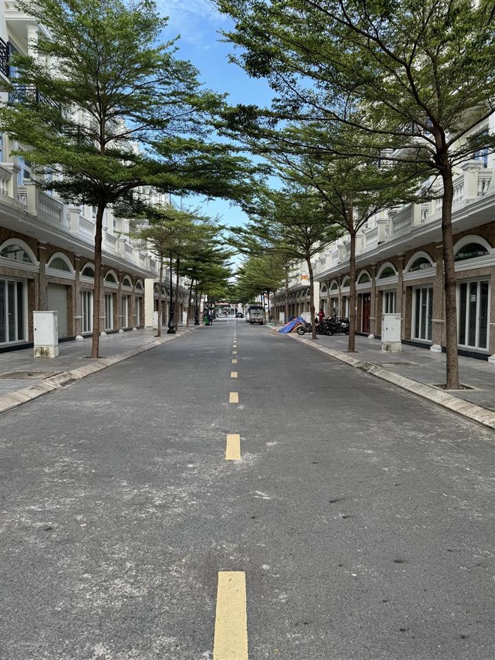 Chủ bán lại lô đất đối diện công viên kdc icon central. vincom dĩ an. đường dt743. còn bớt