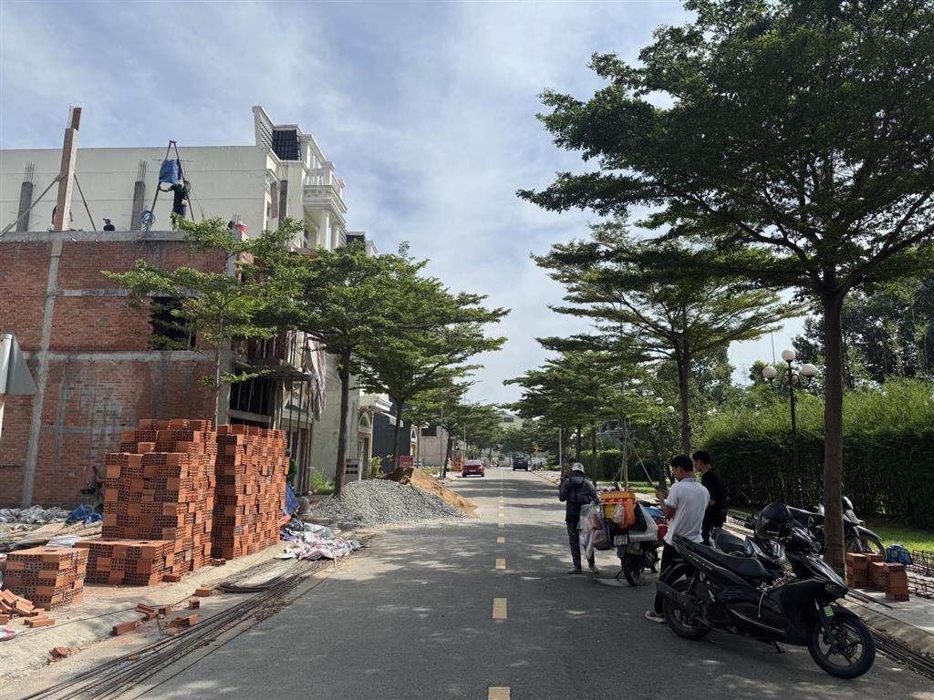 Nhà mới xây kdc icon central. ngay chợ thông dụng và vincom dĩ an. dt743. còn bớt