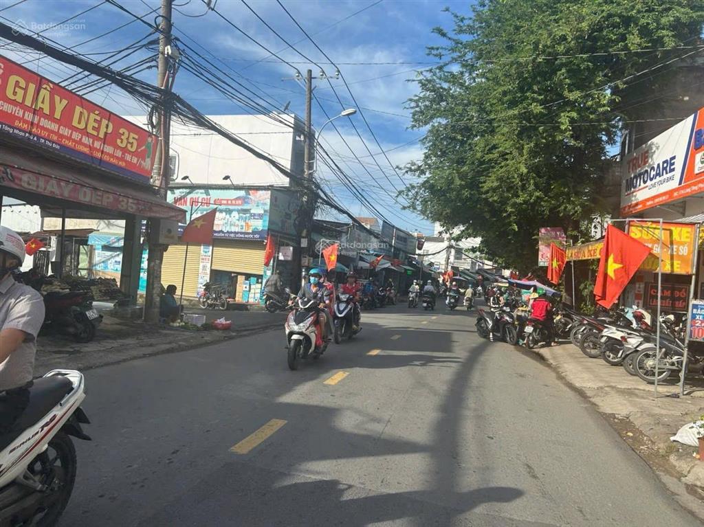 Bán nhà mtkd ngay chợ, mặt tiền làng tăng phú giao lã xuân oai tnp a q9