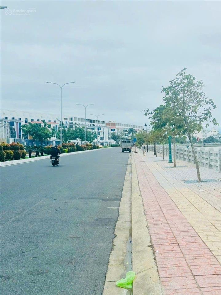 Bán lô đất đẹp mặt sông đường bờ kè 408m2 ngang 12,8m chỉ 200tr/m2. phường nha trang. đang cho thuê