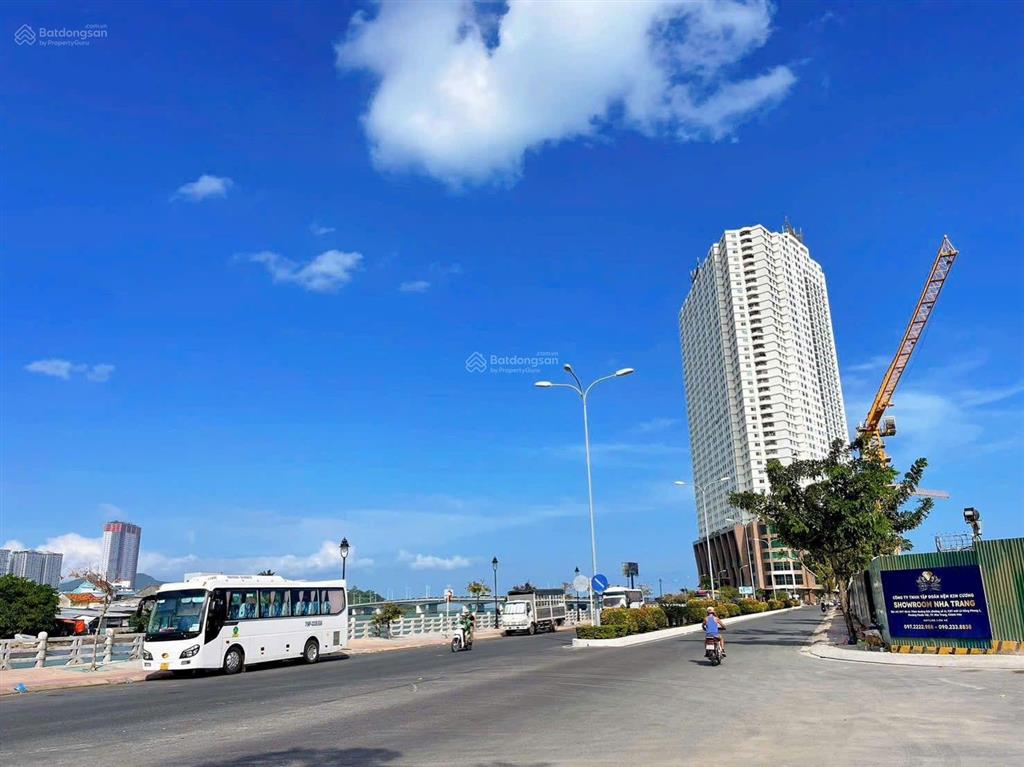 Bán lô đất đẹp mặt sông đường bờ kè 408m2 ngang 12,8m chỉ 200tr/m2. phường nha trang. đang cho thuê