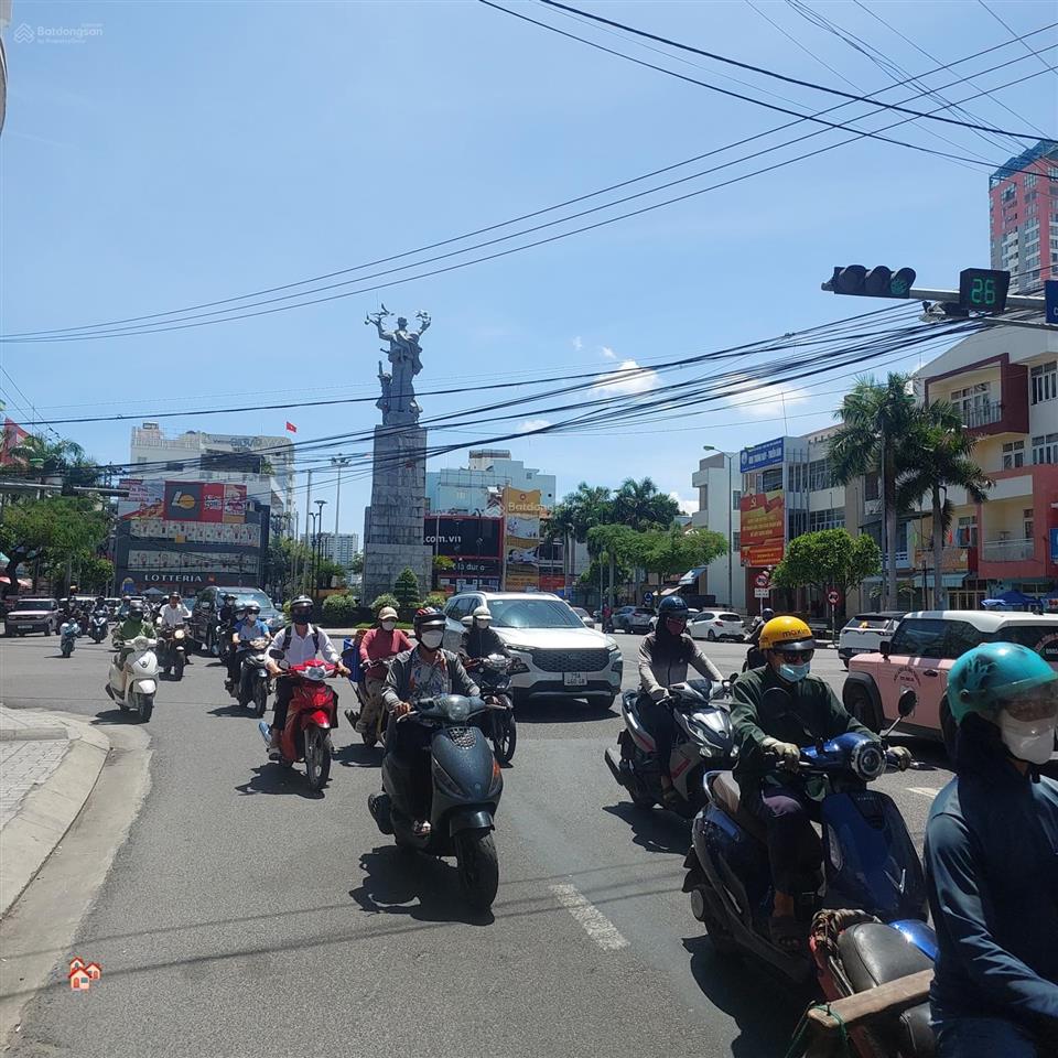 Bán nhà 4 tầng 100m chỉ 17,6 tỷ. mặt đường trần quý cáp ngay ngã tư giao đường 2/4. nha trang