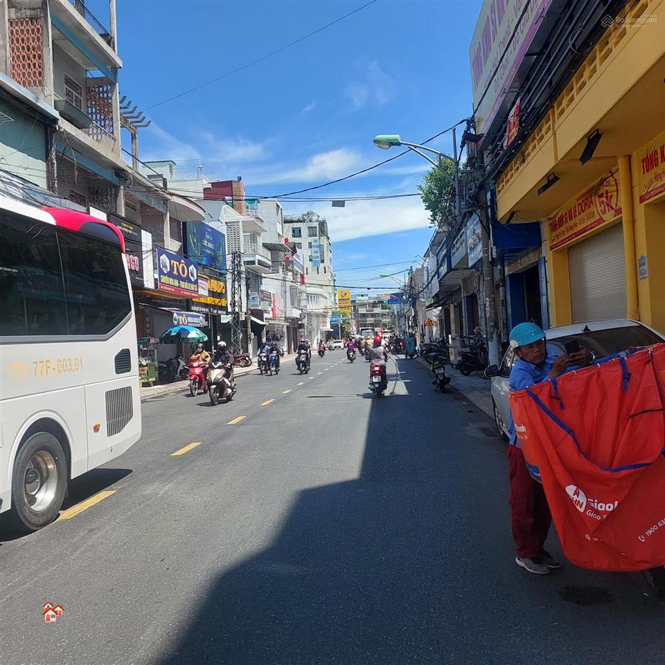 Bán nhà 4 tầng 100m chỉ 17,6 tỷ. mặt đường trần quý cáp ngay ngã tư giao đường 2/4. nha trang