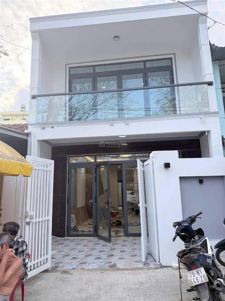 Bán nhà 2 tầng gần biển 87,4m2 ngang 5,15m chỉ 8,8 tỷ. đường vạn hòa. trung tâm tp nha trang